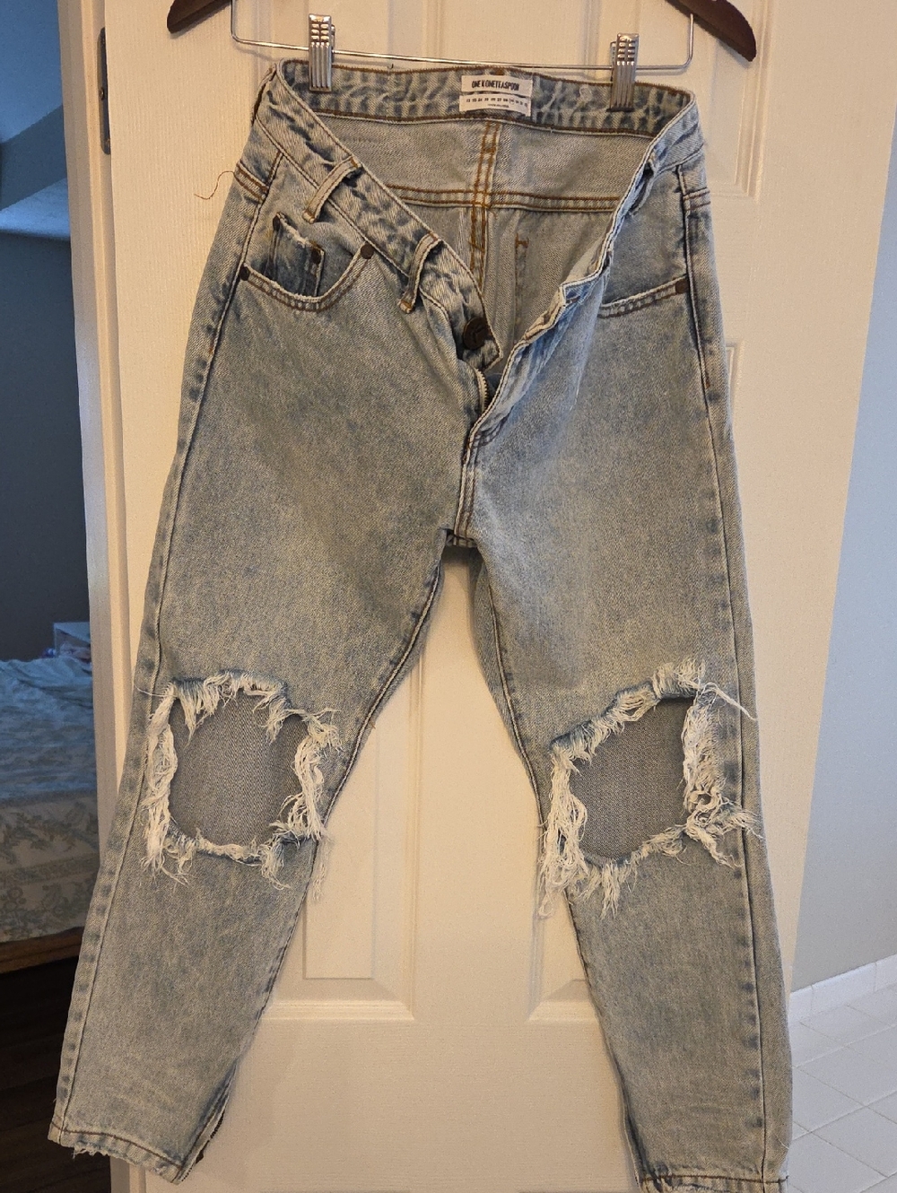Light Wash Ripped Ankle Jeans - Women